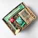 Fars Dags gave med keramikflag med teksten “Far” fra Speedtsberg, lakrids fra Bagsværd og Hattesen’s samt chokolade fra Simply Chocolate.