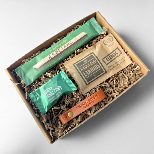 Gave til Fars Dag med nøglering med teksten “Verdens bedste far”, lakrids fra Bagsværd og Hattesen’s samt chokolade fra Simply Chocolate.