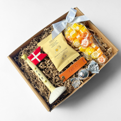 Personlig gave til far med dekorativt keramikflag, nøglering med teksten “Far” og søde sager pakket i gaveæske.