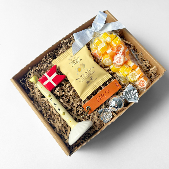 Personlig gave til far med dekorativt keramikflag, nøglering med teksten “Far” og søde sager pakket i gaveæske.