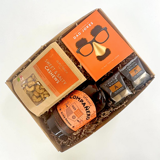 Gaveæske med Companero Elixir Orange, bog med 'Dad Jokes', salte cashewnødder og lakridskugler fra Lakrids by Bülow