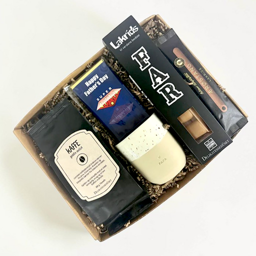 Gaveæske til Fars Dag med flot 'PAPA' kaffekrus, chokolade, lakrids og malet kaffe.
