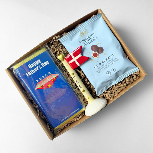 Gaveæske til Fars Dag med keramikflag med teksten “Far”, Happy Father’s Day-chokolade og vingummi med chokolade og vilde bær.