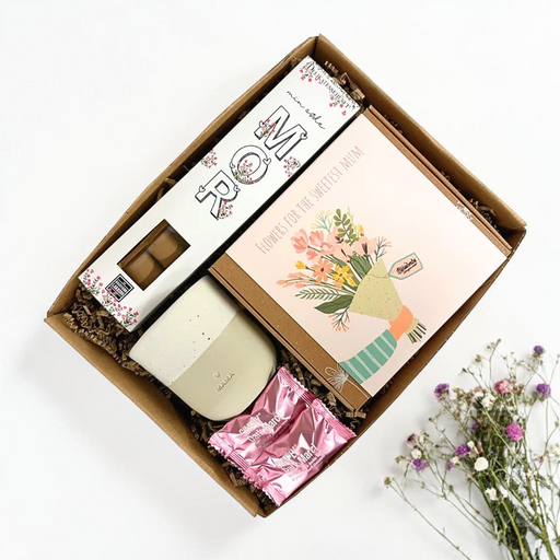 Flot Morsdagsgaveæske med kaffekrus, lakrids, chokolade og blomsterfrø.