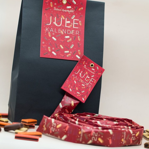 Dansk lakridskonfekt i smagene jordbær, blodappelsin, ingefær, lakrids og chokolade – pakket i rød pose.