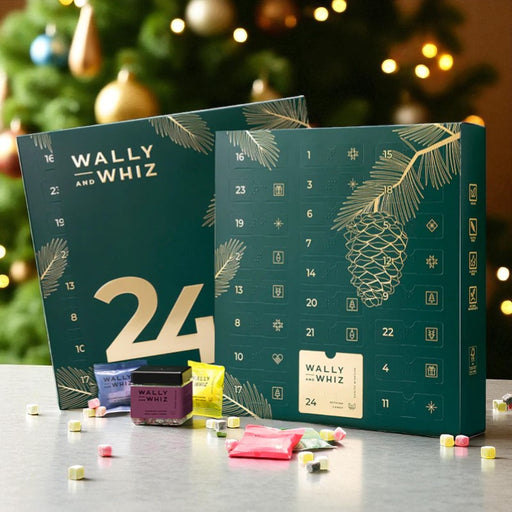 Wally & Whiz julekalender med 24 låger, fyldt med danske gourmet frugtvingummier og en full-size bøtte bag låge 24.	