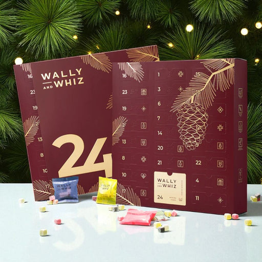 Wally & Whiz julekalender med 24 låger fyldt med små poser af danske gourmet frugtvingummier, inkl. klassikere og julesmage.	