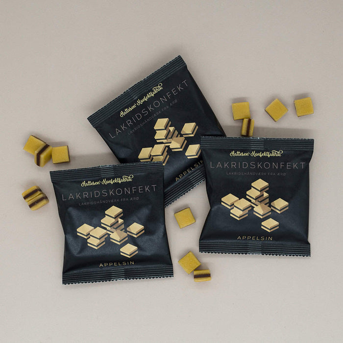Lille pose med appelsin-lakridskonfekt fra Hattesen's Konfektfabrik