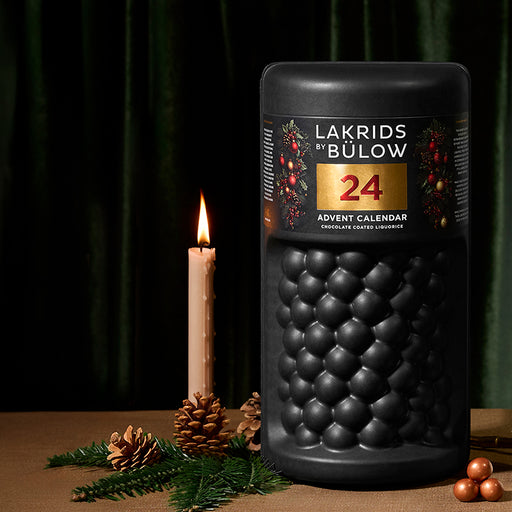 Familiejulekalender med Lakrids by Johan Bülow, fyldt med gourmetlakrids til 4 personer.	