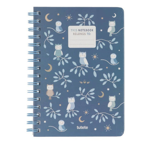 Barnets første notesbog med magisk skov tema. Indeholder blanke sider og sider med hjælpestreger.