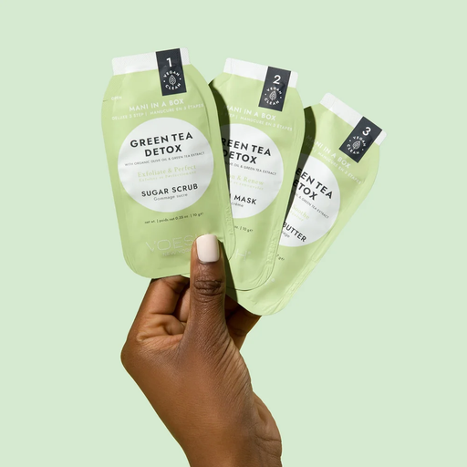 Med dette kit er det ”Detox time”; er med indhold af grøn the ekstrakt, som er anti-bakterielt. Desuden med antioxidanter, som samtidig mindsker graden af skader forårsaget af stråler fra de frie radikaler, der kan medvirke til at give en tør og rynket hud.