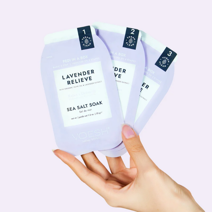 VOESH Pedi in a Box Basic Lavender 3 Step fodplejesæt med lavendel i lilla emballage