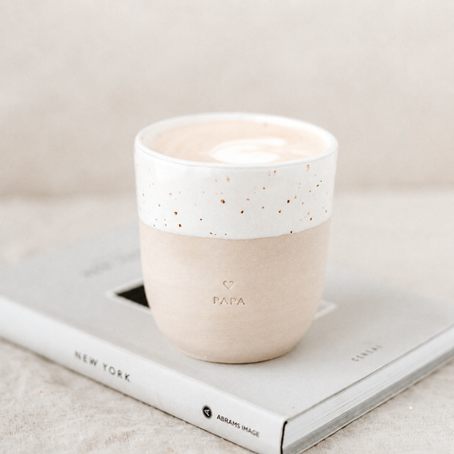 Unik keramikkop med teksten 'PAPA' i smukt minimalistisk designkombination af ler og glasur