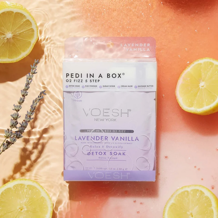 VOESH Pedi in a Box O2 Fizz Lavender Vanilla 5-trins fodplejesæt med fodbadesalt, scrub, maske og massagecreme