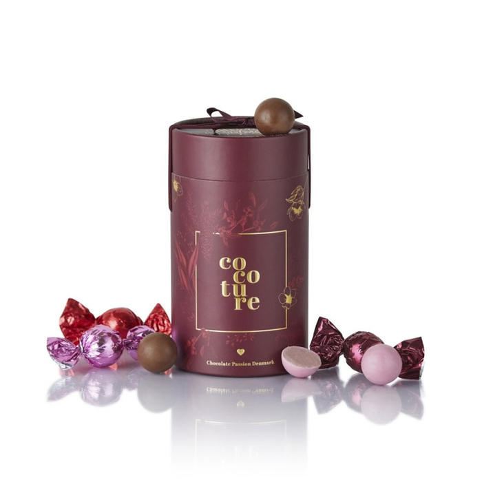 Rødt gaverør med fyldte chokolader | Cocoture