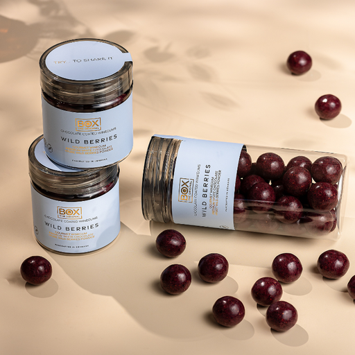 Gelatinefri vingummier lavet med 100% naturligt frugtpulver er overtrukket af Premium hvid chokolade og rullet i den lækreste frugtpulver fra vilde bær. Disse vingummier skaber en god kombination mellem det søde chokolade og det friske og lækre frugt pulver.