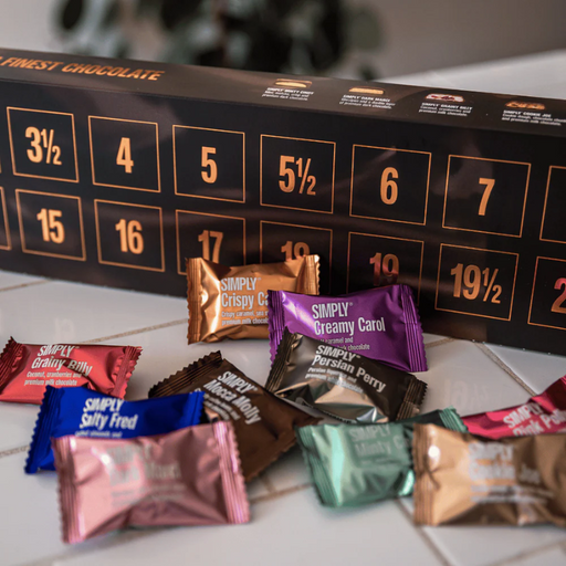 Julekalender med 30 låger fra Simply Chocolate – fyldt med 10 forskellige smagsvarianter af premium chokolade, inkl. karamelcrunch, saltede mandler, persisk lakrids, marcipan, peanuts, mint og cookie dough.	