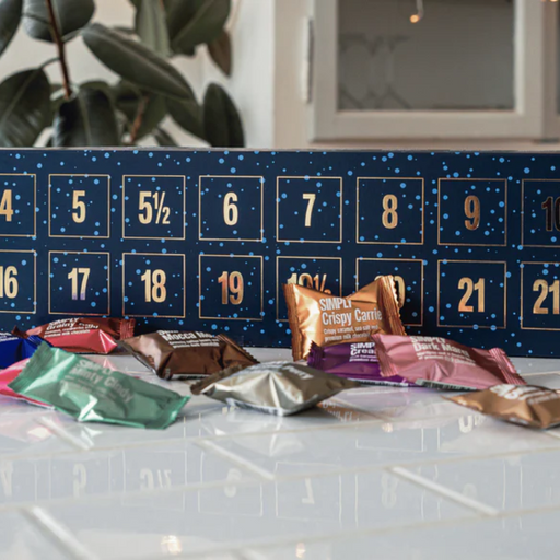 Simply Chocolate julekalender med 30 låger og over 75 cm længde – fyldt med 10 forskellige smagsvarianter af premium chokolade, inkl. karamelcrunch, saltede mandler, persisk lakrids, marcipan, peanuts, mint og cookie dough, perfekt til at dele