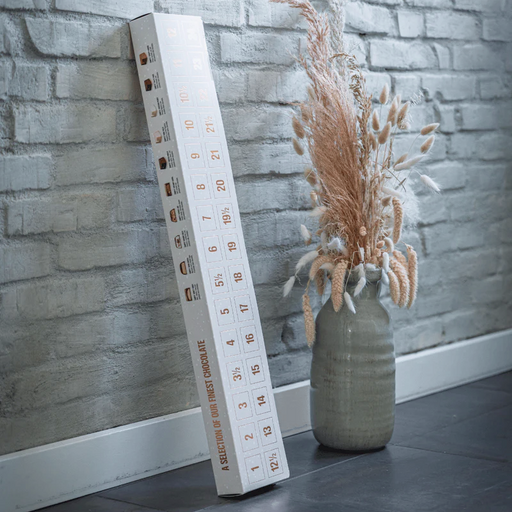 Julekalender med 30 låger fra Simply Chocolate – fyldt med 10 smagsvarianter af premium chokolade, inkl. karamelcrunch, saltede mandler, persisk lakrids, marcipan, peanuts, mint og cookie dough	