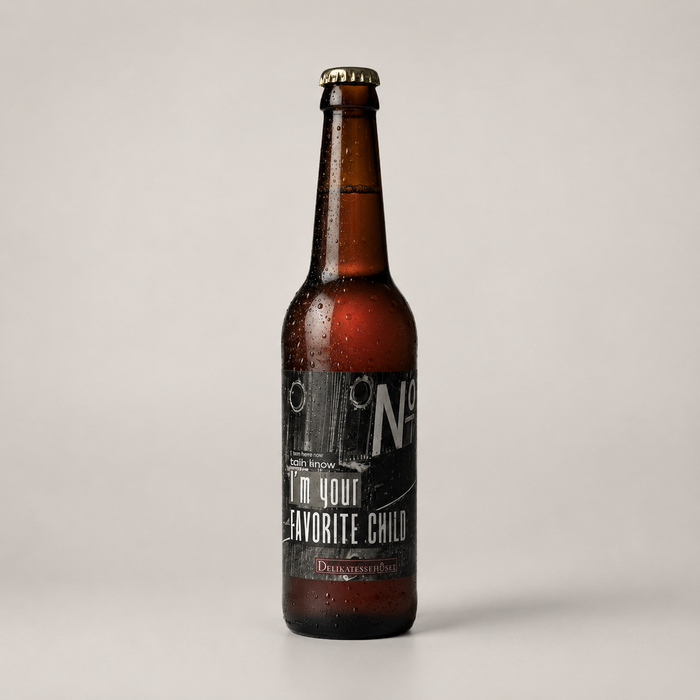 Specialøl med mørk label og sjov tekst “I’m your Favorite Child”.