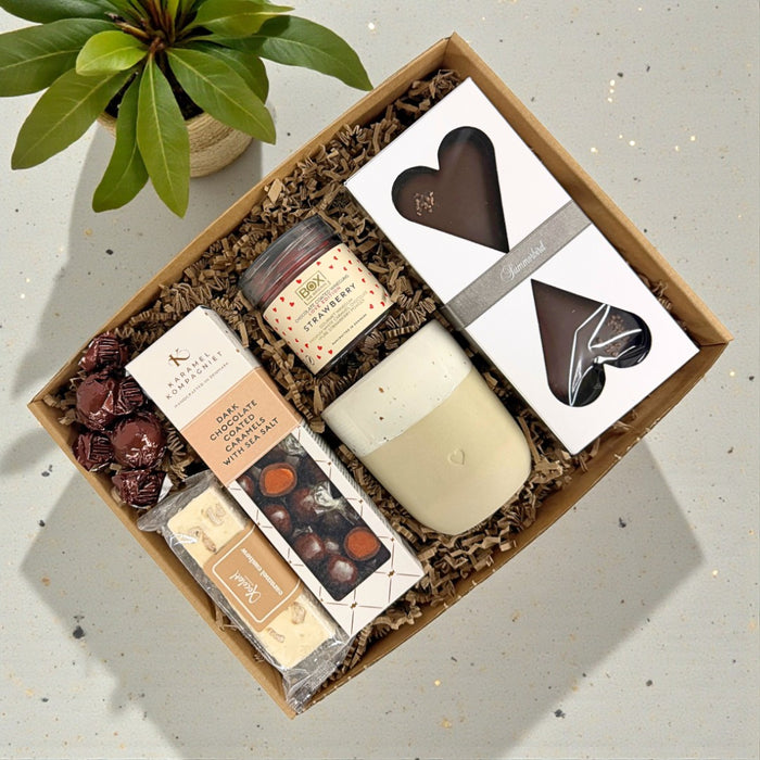 Stor gaveæske med et sødt keramikkrus, chokolade og karameller