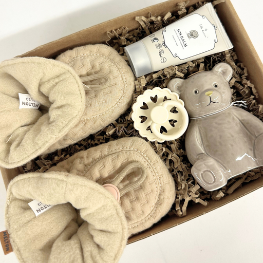 Sød gaveløsning til den lille nye med sut og futter i beige