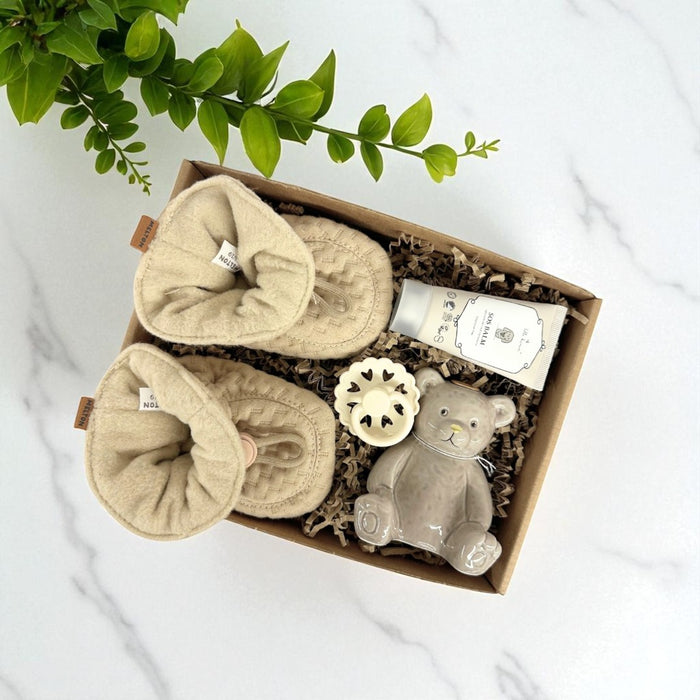 Sød gaveløsning til den lille nye med sut og futter