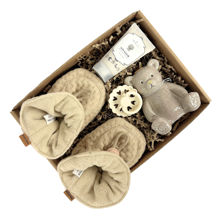 Sød gaveløsning til den lille nye og de nybagte forældre med sut og futter