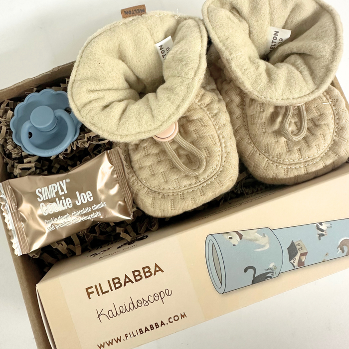 Sød barselsgave til baby med futter, sut og kaleidoskop
