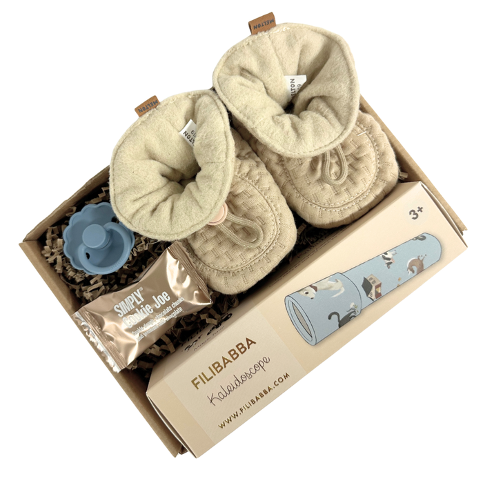 Sød barselsgave til baby med futter, sut og kaleidoskop i blå og beige