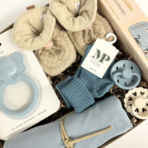 Stor blå gave med legetøj og futter til baby