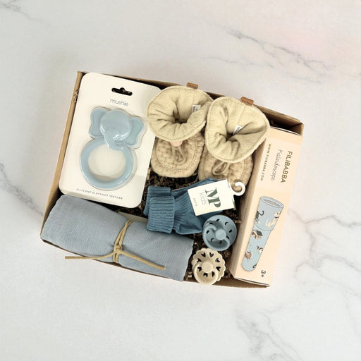 Stor blå gave med legetøj og futter til baby