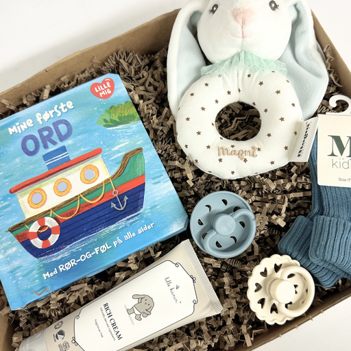 sød gaveløsning med baby rangle, strømper og sutter til baby i blå