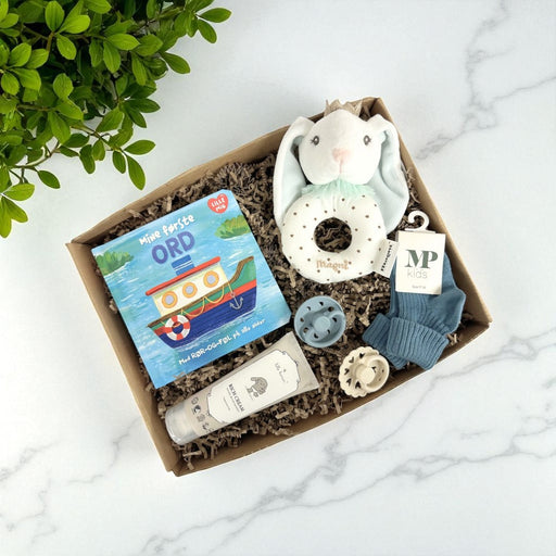 sød gaveløsning med baby rangle, strømper og sutter til baby