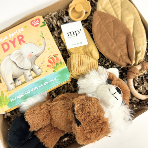 sød gul gaveløsning til baby med bidering og krammebamse 