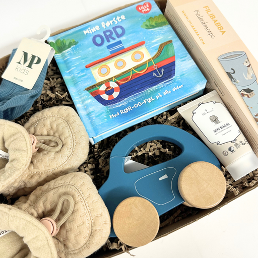 barselsgave med futter, strømper og legetøj i blå