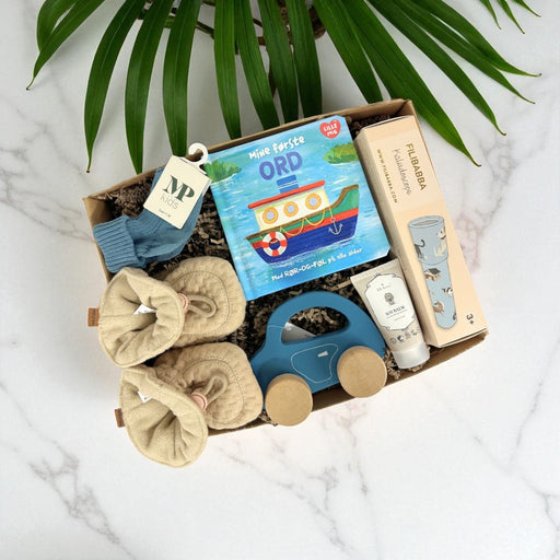 Flot blå babygave med træbil og futter til baby