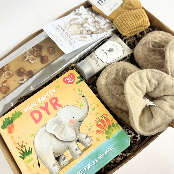 sød og gul barselsgave med søde sager til baby og chokolade til mor