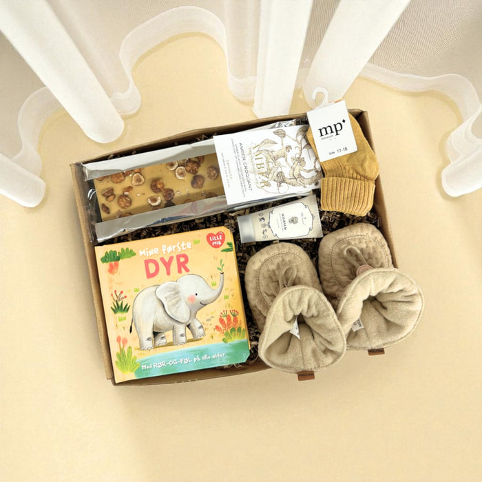 sød og gul barselsgave med søde sager til baby og chokolade til mor