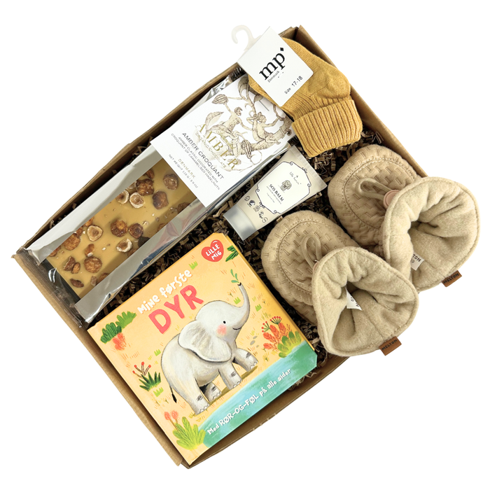 sød og gul barselsgave med søde sager til baby og chokolade til mor