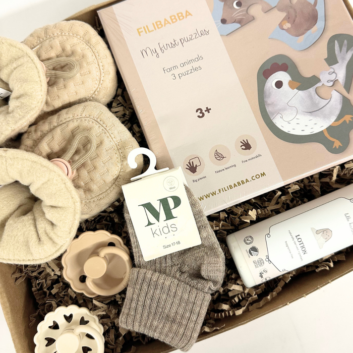 Stor og flot gaveløsning med babys første puslespil og sager til baby i beige