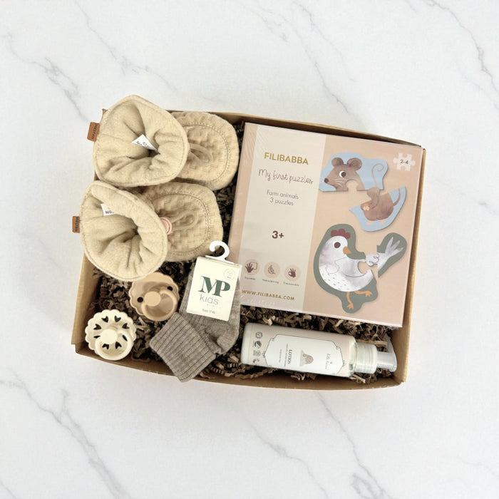 Stor og flot gaveløsning med babys første puslespil og sager til baby i beige