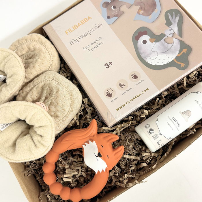 Beige gaveløsning med futter, puslespil, bidering og lotion fra lille kanin
