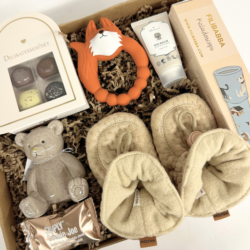 Stor og sød gaveløsning til den lille ny med futter og legetøj i beige