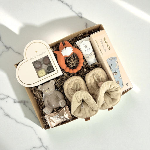 Stor og sød gaveløsning til den lille ny med futter og legetøj