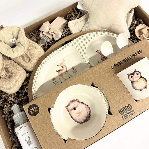 Overdådig gaveløsning med spisesæt og sager til baby i naturfarver