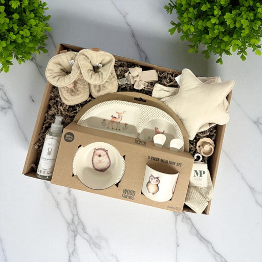 Overdådig gaveløsning med spisesæt og sager til baby i naturfarver