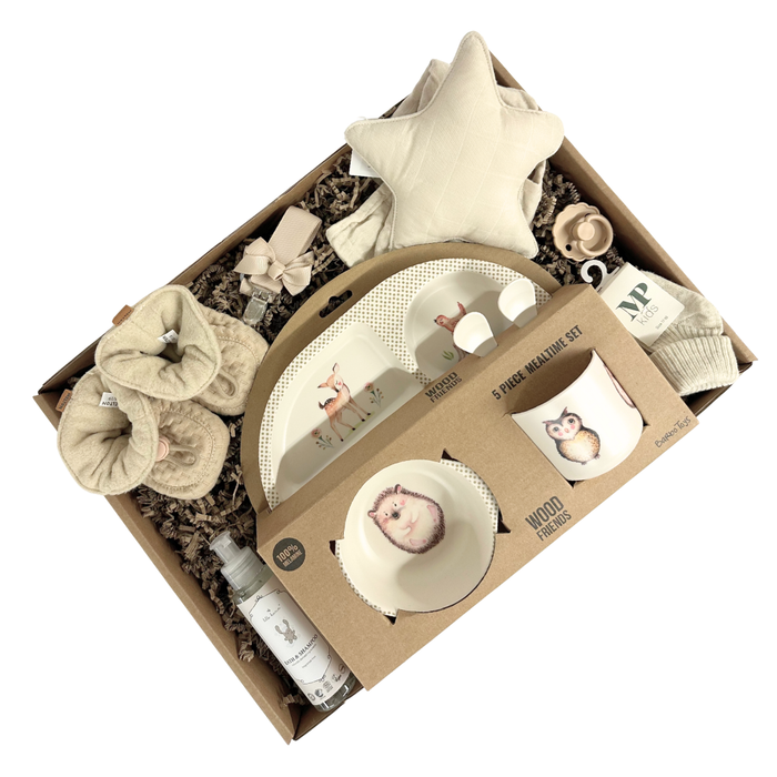 Overdådig gaveløsning med spisesæt og sager til baby i naturfarver