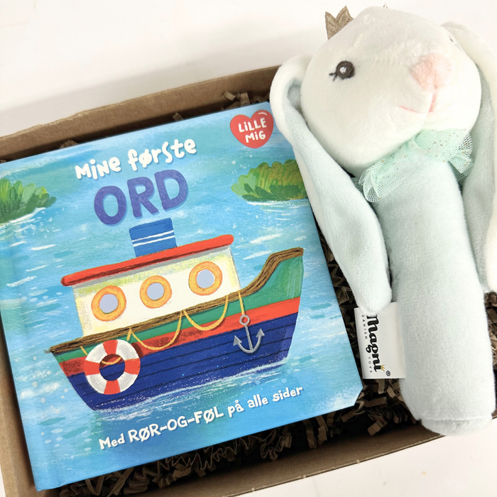 Sød lille gaveløsning til baby med kanin rangle og bog om ord i blå