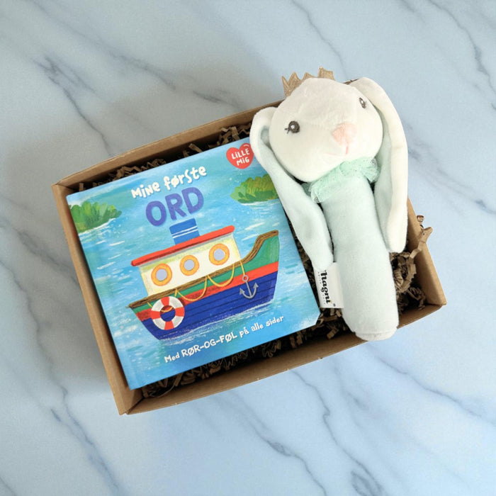 Sød lille gaveløsning til baby med kanin rangle og bog om ord i blå